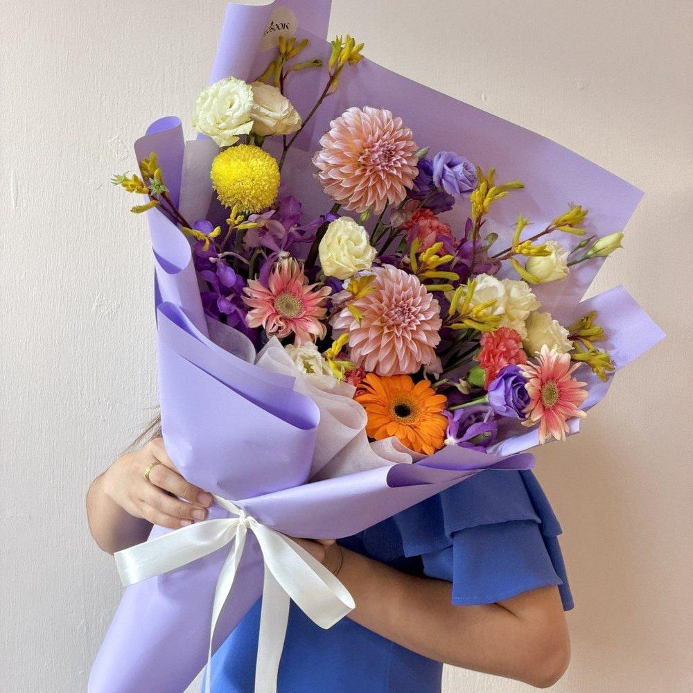 ช่อดอกไม้โทนม่วง-ส้ม-เหลือง Violet Pop — ช่อสีสันจัดจ้านสำหรับวันเกิดและวันครบรอบ