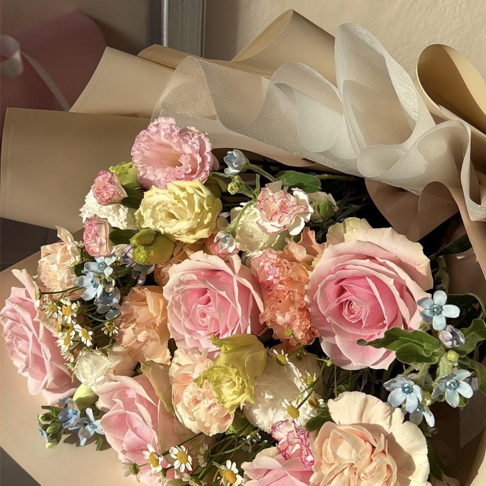 ช่อดอกไม้โทนพาสเทลชมพู-พีช-ฟ้า Romantic Garden ไซส์ S+ — ช่อขอบคุณและครบรอบที่หวานละมุนทุกกลีบ