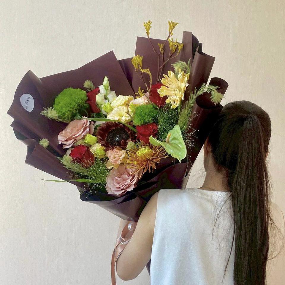 ช่อดอกไม้โทนเขียว-แดง Playful Garden — ช่อสนุกอบอุ่นสำหรับวันเกิดและให้กำลังใจ