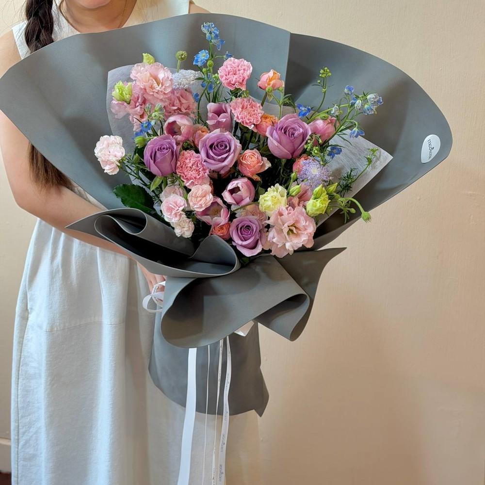 ช่อโฟม Wave Fan ม่วงชมพูฟ้า — งานห่อพัดคลื่นสุดประณีต