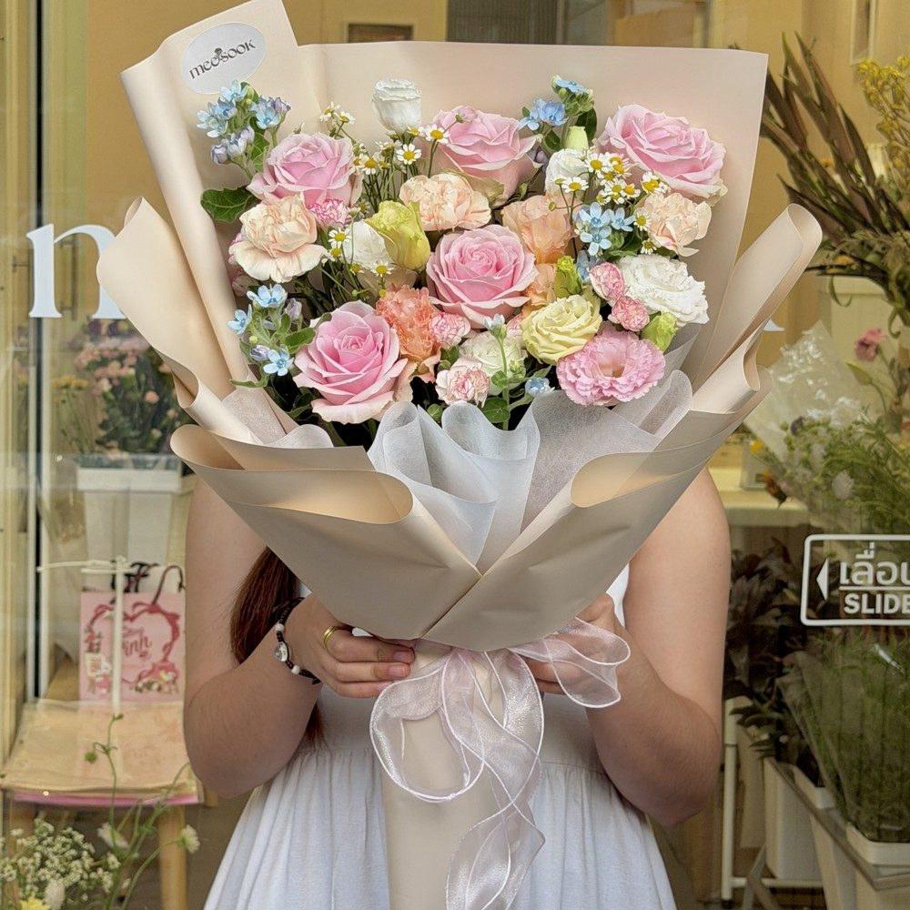 ช่อดอกไม้โทนพาสเทลชมพู-พีช-ฟ้า Romantic Garden RG-B02 ไซส์ S+ — ช่อหวานละมุนสำหรับวันเกิดและครบรอบ