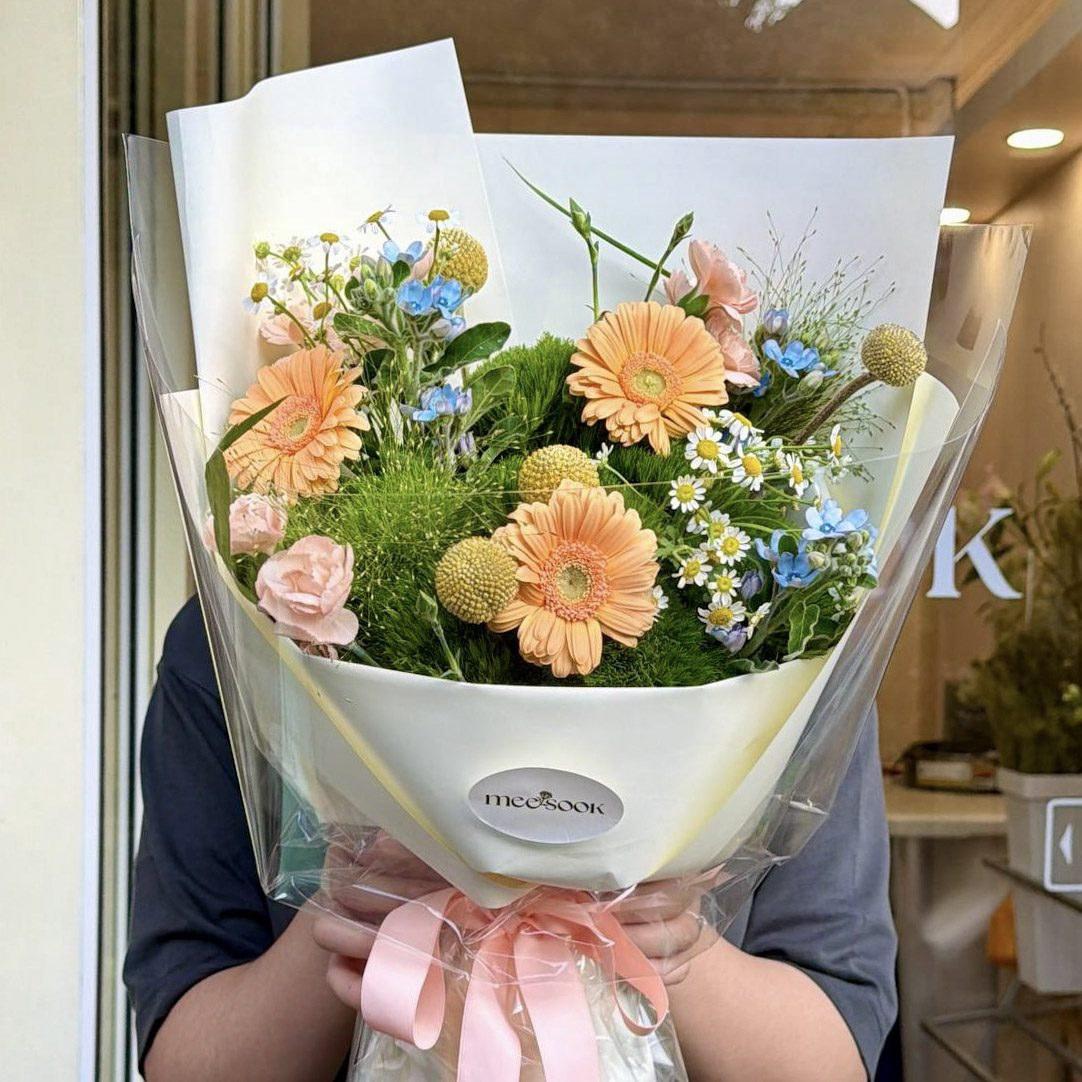 ช่อดอกไม้โทนพีช-เขียว-ฟ้า Happy Field ไซส์ S+ — ช่อสดใสสไตล์สวนหญ้าสำหรับวันเกิดและวันยินดีกับเรื่องดีๆ