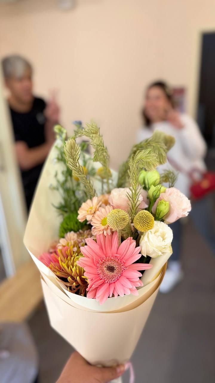 มาเป็นคู่กันดอกไม้ ชวนเพื่อนมาจัดดอกไม้ที่ DIY Workshop ชั้น 2 ร้านมีสุข