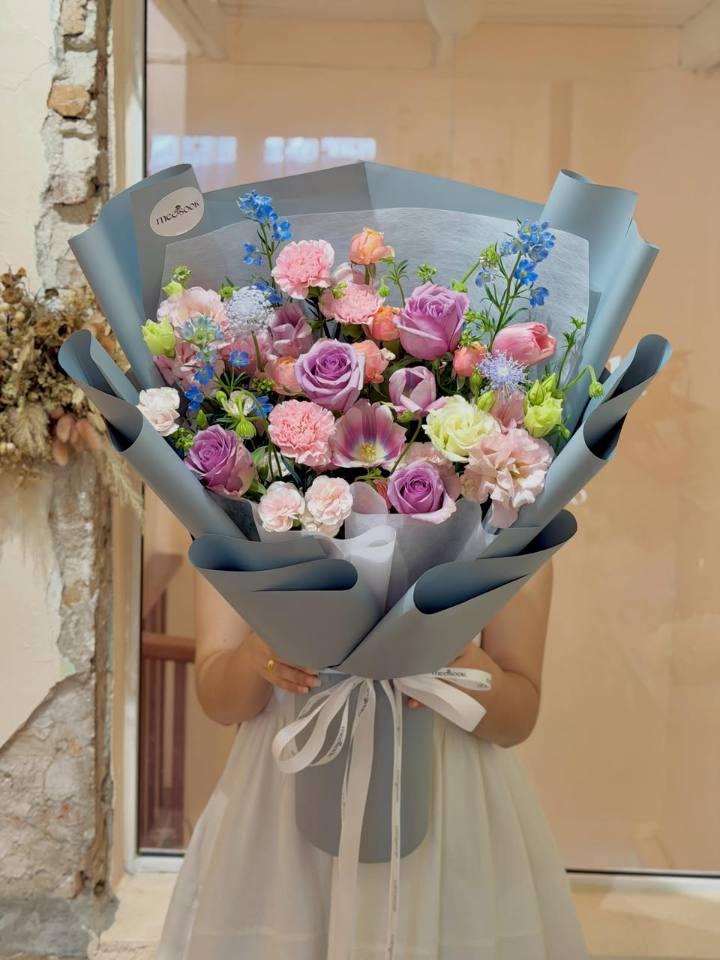 ช่อม่วงชมพูฟ้าห่อเทาหม่น — ความหรูแบบ Gentle Elegance
