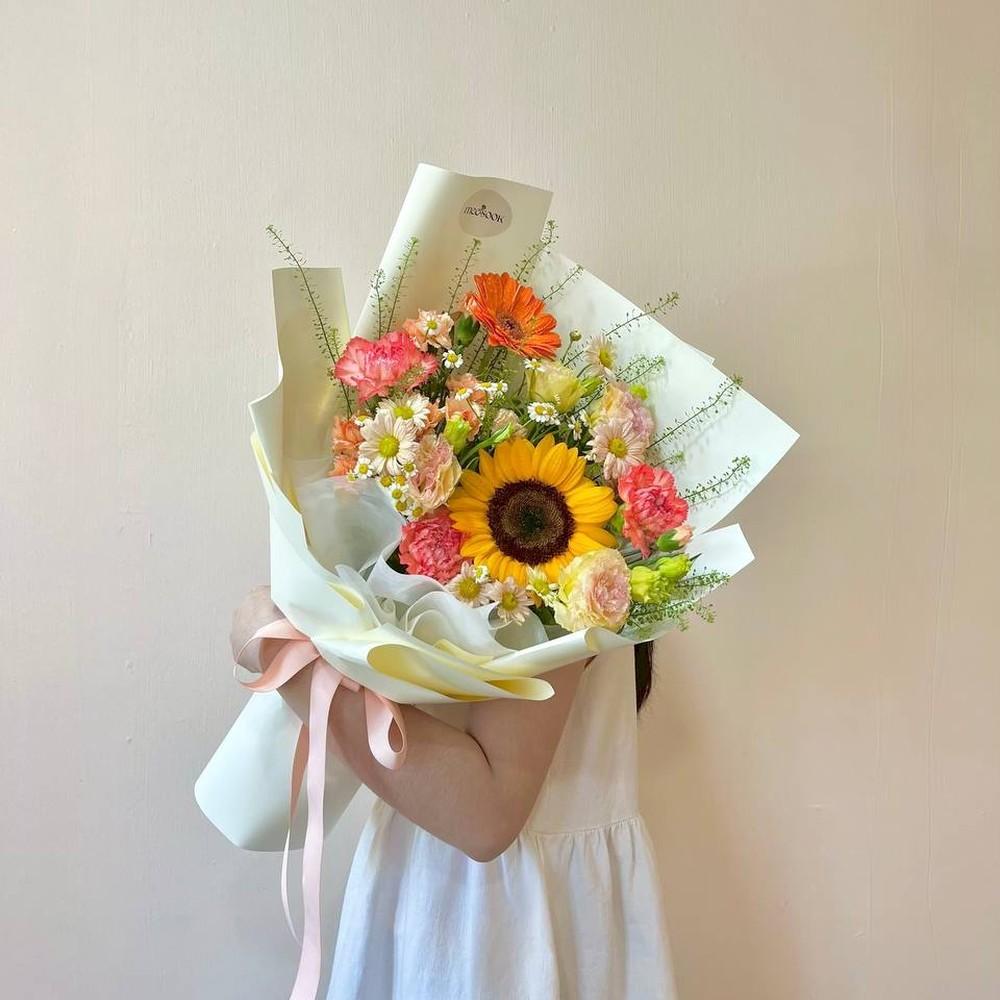 เลือกสีช่อดอกไม้รับปริญญาให้เข้ากับชุดครุยและสีประจำมหาวิทยาลัย